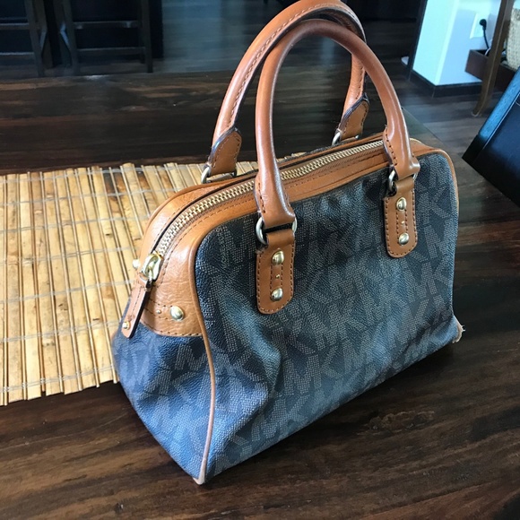 Michael Kors Handheld Tote- Monogram - Picture 1 of 2